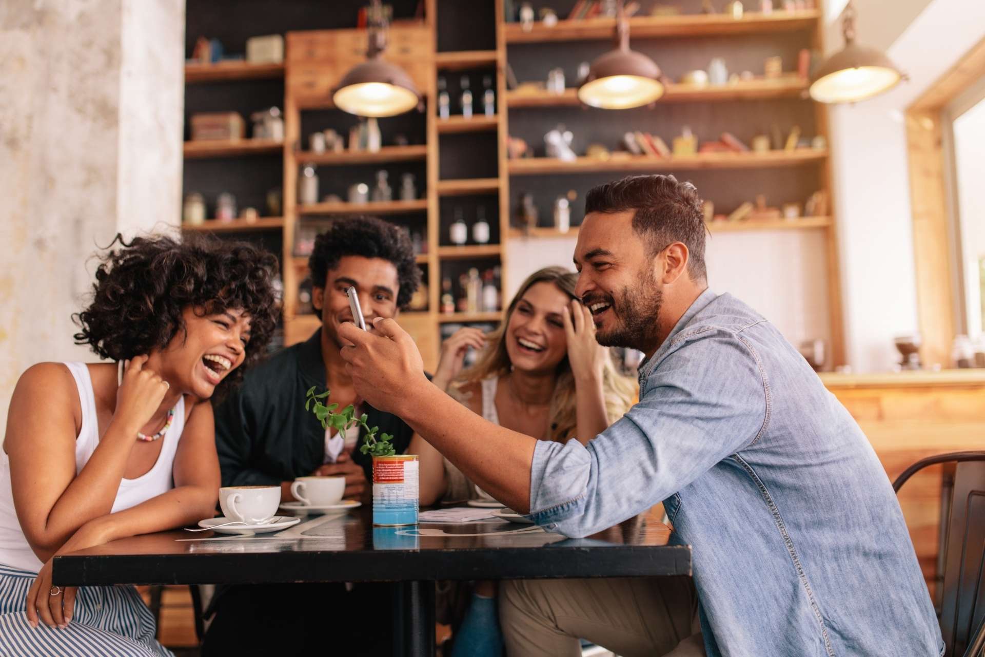 Imagem pessoas felizes em um restaurante.